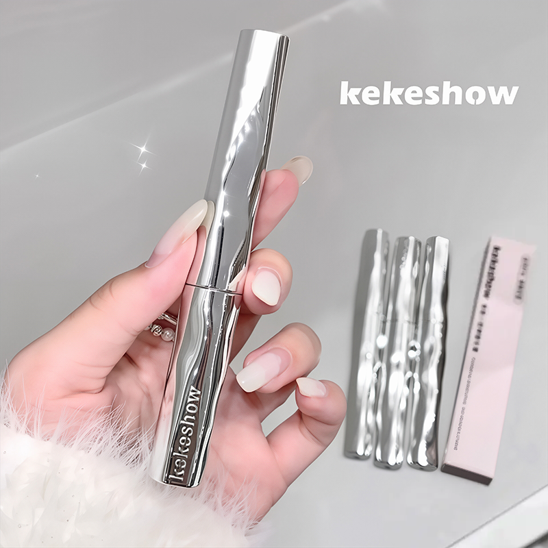 This mascara creates thick, long, and curled lashes. It's waterproof, smudge-proof🪄