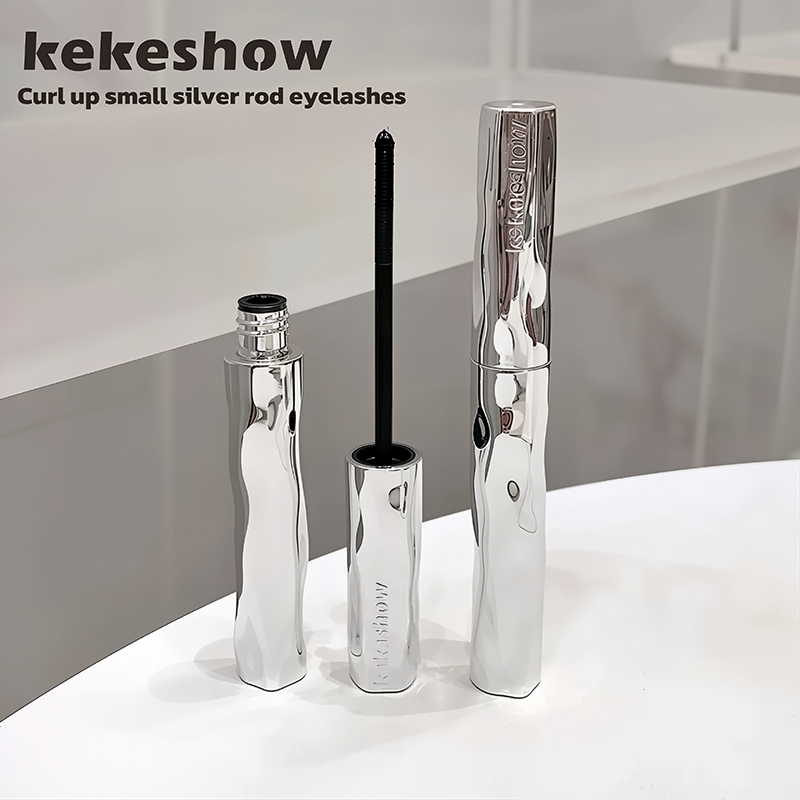 This mascara creates thick, long, and curled lashes. It's waterproof, smudge-proof🪄